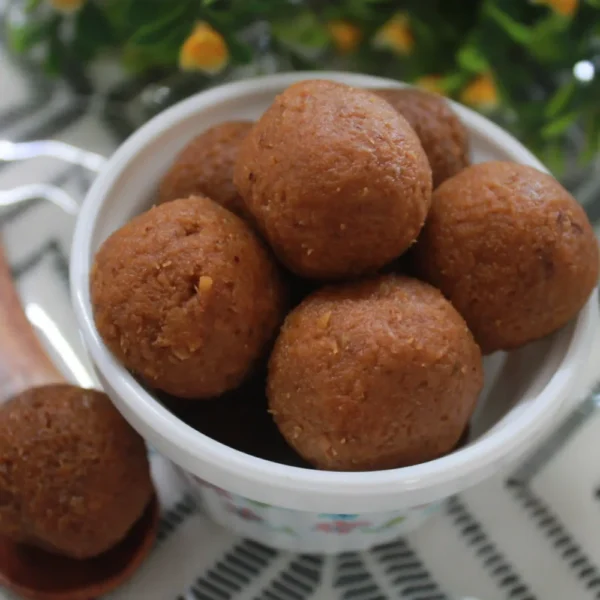 Coconut Laddu / Barfi (కొబ్బరి లడ్డూ)